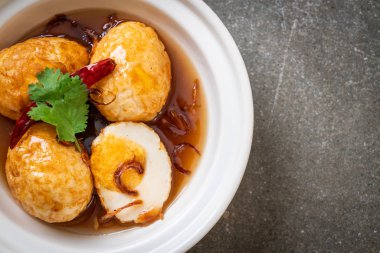 Tamarind soslu haşlanmış yumurta veya tatlı ve ekşi yumurta.