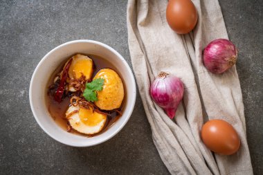 Tamarind soslu haşlanmış yumurta veya tatlı ve ekşi yumurta.