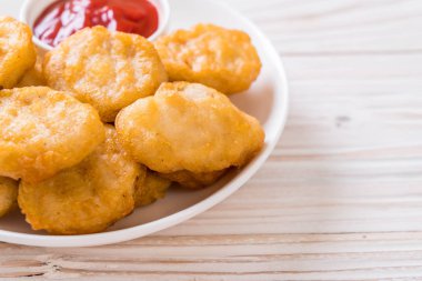 Soslu tavuk nugget, sağlıksız yemek.