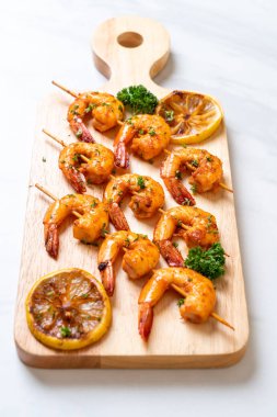 Limon - deniz ürünleri tarzı ile ızgara kaplan karides şiş