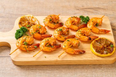 Limon - deniz ürünleri tarzı ile ızgara kaplan karides şiş