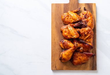 Masada ızgara ve ızgara tavuk.