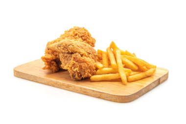 Beyaz arka plan üzerinde izole kızarmış tavuk patates kızartması ve nuggets yemek (abur cubur ve sağlıksız yiyecek)