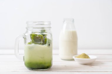 Matcha yeşil çay buzlu cam sütlü