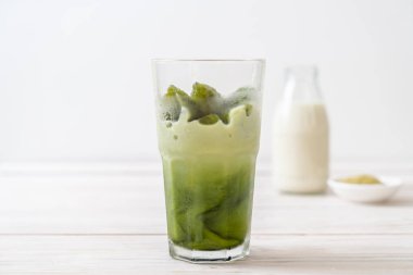 Matcha yeşil çay buzlu cam sütlü