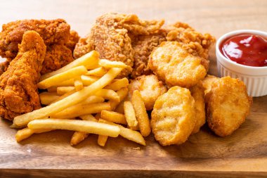 Kızarmış tavuk, patates kızartması ve nugget yemeği. Abur cubur ve sağlıksız yemek.
