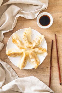 Japon gyoza 'sı ya da soya soslu hamur tatlısı.