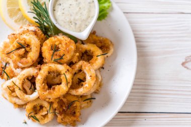 Kızarmış squids ve ahtapot (kalamar) soslu - sağlıksız gıdalar