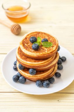 Taze yaban mersinli gözleme.