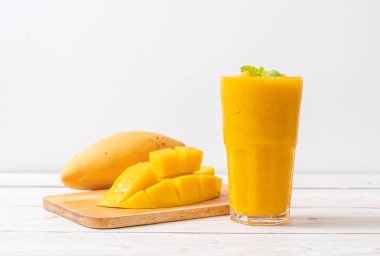 taze mango smoothies - sağlıklı yiyecek ve içecek konsepti