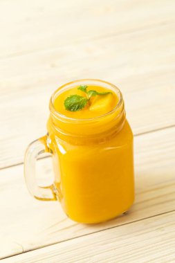 taze mango smoothies - sağlıklı yiyecek ve içecek konsepti