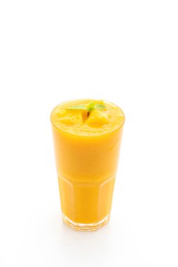Beyaz arka plan üzerinde izole taze mango smoothies