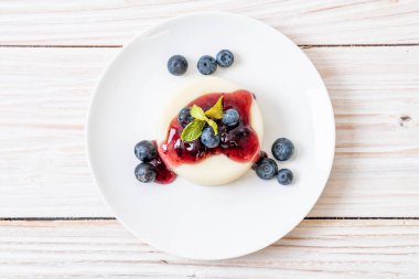 yoğurt puding taze yaban mersini - sağlıklı yemek ve tatlı ile