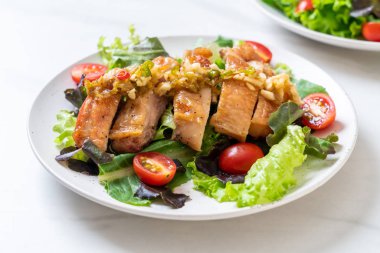 ızgara tavuk salata sebze - sağlıklı gıda tarzı ile