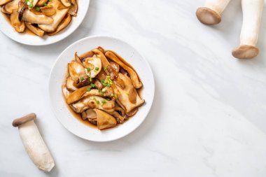 İstiridye soslu kızarmış kral istiridye mantarı. Sağlıklı, vejetaryen ya da vejetaryen yemek tarzı.