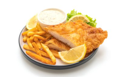 Beyaz arkaplanda balık ve cips izole