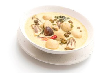 Beyaz arka plan üzerinde izole balık topu ile yeşil köri