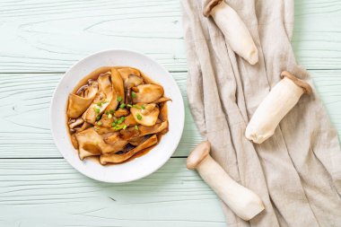 İstiridye soslu kızarmış kral istiridye mantarı. Sağlıklı, vejetaryen ya da vejetaryen yemek tarzı.