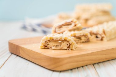 beyaz çikolata karamel ve gevrek gevrek ahşap bar ile