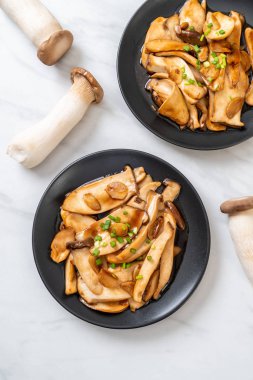 İstiridye soslu kızarmış kral istiridye mantarı. Sağlıklı, vejetaryen ya da vejetaryen yemek tarzı.