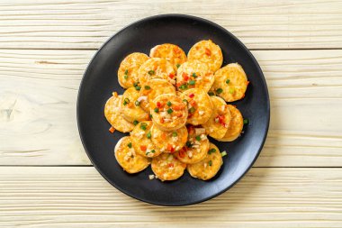 Sahanda yumurta yumuşak tofu sarımsak - sağlıklı, vegan ve sebze gıda tarzı