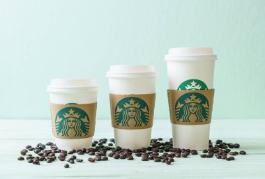 Bangkok, Tayland - 5 Haziran 2018: Beyaz kahve fincanı Starbucks logosu üzerinde tahta arka plan ile. Starbucks dünyanın en büyük kahve evi 61 ülke içinde 20.000'den fazla mağaza ile mi.