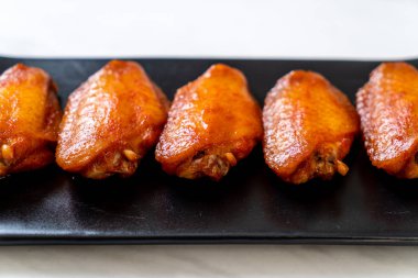 Barbekü tavuk kanadı sosu ile