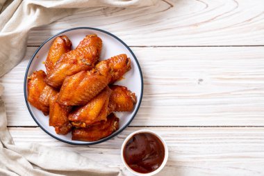 Barbekü tavuk kanadı sosu ile