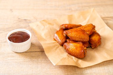 Barbekü tavuk kanadı sosu ile