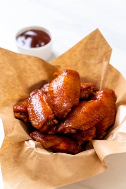 Barbekü tavuk kanadı sosu ile