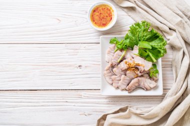 Soslu ve sebzeli haşlanmış balık sosu.