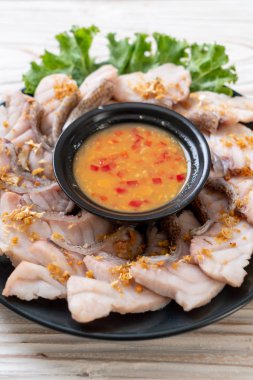 Soslu ve sebzeli haşlanmış balık sosu.