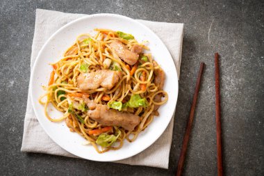 tavada kızartılmış yakisoba noodle pork - Asya gıda tarzı ile