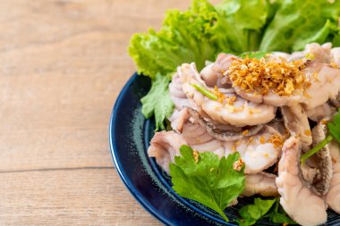 Soslu ve sebzeli haşlanmış balık sosu.