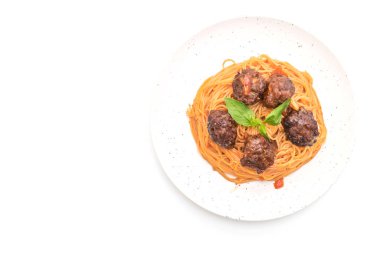 Beyaz arka plan üzerinde izole köfte ile spagetti