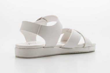 Kadınlar beyaz arka plan üzerinde izole sandalet deri