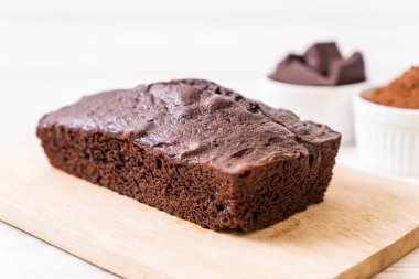 ahşap zemin üzerine çikolatalı browni kek