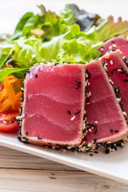 Taze ton balığı ve sebze salatası. Sağlıklı yemek.