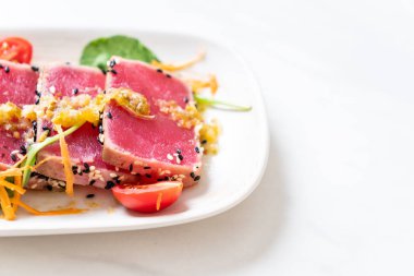 Taze orkinos ile baharatlı salata sosu - ham sağlıklı gıda