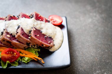 Sebze salatası ve soslu taze ton balığı. Sağlıklı yiyecek.