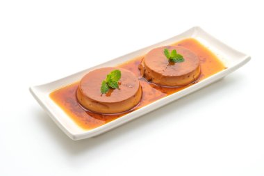 Ev yapımı karamel kremalı puding beyaz arka plan üzerinde izole