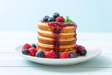 Taze ahududu ve yabanmersinli gözleme.