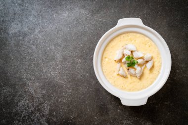 Çiğ yengeçli haşlanmış yumurta.