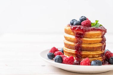 Taze ahududu ve yabanmersinli gözleme.