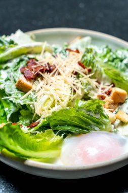 Sezar salata kasesi ile yumurta - sağlıklı gıda tarzı