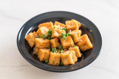 Susam - sağlıklı ve vegan gıda tarzı ile bir kase içinde kızarmış Tofu