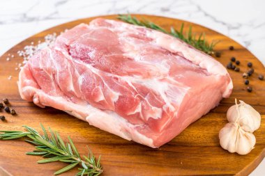 taze domuz ham filetosu ahşap tahta üzerinde