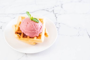 plaka üzerinde gözleme ile çilekli dondurma