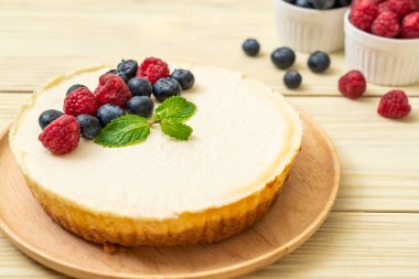 Ev yapımı cheesecake taze ahududu ve yaban mersini ile