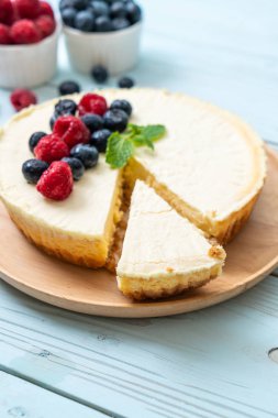 Ev yapımı cheesecake taze ahududu ve yaban mersini ile